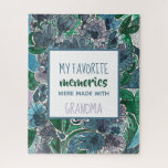 Puzzle Mis Recuerdos favoritos están con las flores de la<br><div class="desc">Obra de arte original de flores color azul y púrpura enmarca una cita dulce que dice "Mis Recuerdos favoritos fueron hechos con la abuela". Este diseño floral con temática de jardín es elegante y sentimental, y ofrece una experiencia de rompecabezas desafiante. Añade tu propio texto, o sal como está, ¡y...</div>