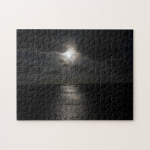 Misterioso sol blanco en el cielo negro