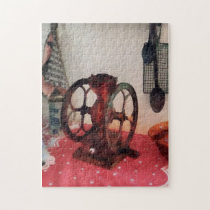 Puzzle Molino de café en mantel rojo