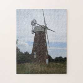 Puzzle molino de viento de madera viejo en campo inglés