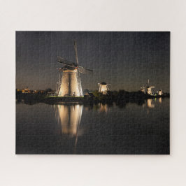Puzzle Molinos y agua iluminados por la noche