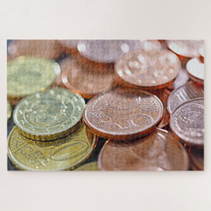 Puzzle monedas de euro bajo rayos de sol
