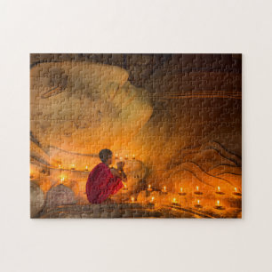 Puzzle Monje rezando junto a un Buda