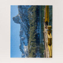 Montañas azules de barcos amarillos