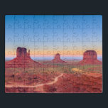 Puzzle Monument Valley Gran Cañón Utah USA Sunset<br><div class="desc">Este impresionante rompecabezas tiene un suave rayo de sol sobre el Parque Tribal Navajo del Valle del Monumento en el Parque Nacional del Gran Cañón,  EEUU. igsawpuzzle #gifts #fun #medias stufs #juegos #paisaje #naturaleza #arenisca #atardecer</div>