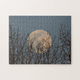 Puzzle Moon Rising sobre los árboles