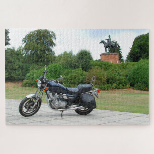 Puzzle Moto de Suzuki delante de la estatua de Wellington