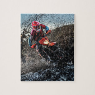 Puzzle Motociclista sucio tirando almohada