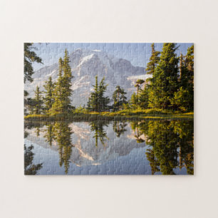 Puzzle Mt. Rainier reflejado en un tarn cerca de Plummer