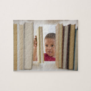 Puzzle Muchacho afroamericano seleccionando libro