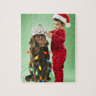 Puzzle Muchacho joven que envuelve luces de navidad