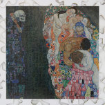 Puzzle Muerte y vida por Gustav Klimt Vintage Art Nouveau<br><div class="desc">Muerte y Vida (1908) de Gustav Klimt es un fino cuadro de arte de la época victoriana con dos partes separadas, Vida y Muerte. A la izquierda, la muerte la representa un rascacielos oscuro clásico con un cráneo sonriente, cubierto con una bata oscura adornada con una cruz religiosa. A la...</div>