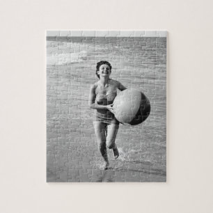 Puzzle Mujer con una pelota de playa