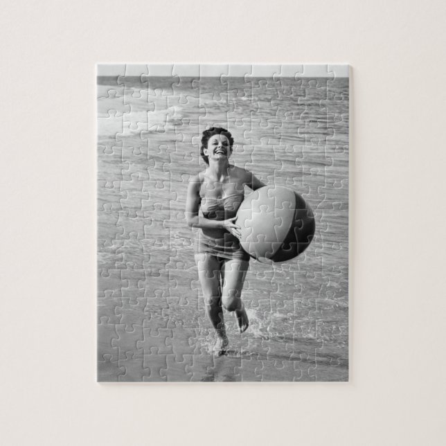 Puzzle Mujer con una pelota de playa (Vertical)