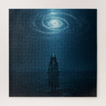 Mujer espiritual mirando hacia arriba en el cielo 