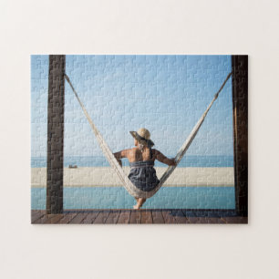 Puzzle Mujer que se sienta en una hamaca en un pequeño