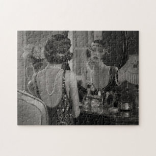 Puzzle Mujer Vintage de los Años 20 Frente al Toca