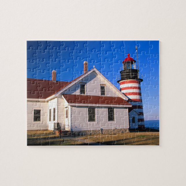 Puzzle NA, EE. UU., Maine.  Faro de West Quoddy cerca (Horizontal)