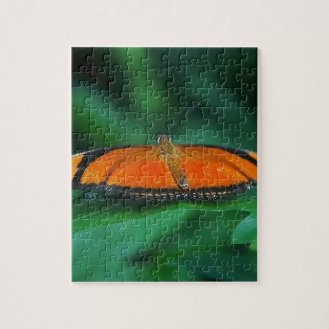 Puzzle Naranja brillante y mariposa negra en hoja (Vertical)