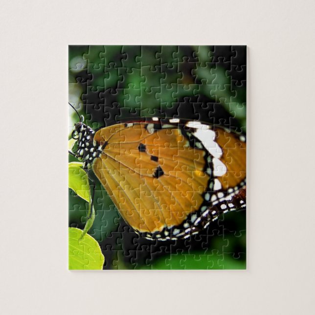 Puzzle Naranja, mariposa negra y blanca en hojas (Vertical)