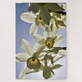 Puzzle Narcissen die bloeien met een lente blauwe lucht 