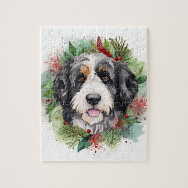 Puzzle Navidades de Bernedoodle Wreath Pup festivo (Vertical)