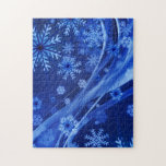 Puzzle Navidades del Blue Winter Snowflakes<br><div class="desc">Diseño de Navidades azules con torbellinos de invierno decorativos y copos de nieve.</div>