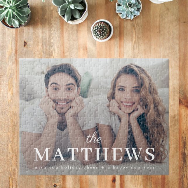 Puzzle Navidades elegantes | Nombre mínimo Diversión Foto (Stylish custom jigsaw puzzle with minimalist family name typography for any occasion)