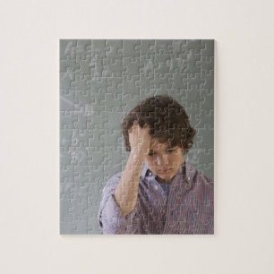 Puzzle Niño adolescente frente a la pizarra con matemátic