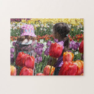 Puzzle Niños jugando en el colorido Jardín de los Tulipan