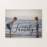 Puzzle Nombre de familia de Personalizado de plantilla de<br><div class="desc">Sencilla plantilla de fotos moderna Personalizado Familia Nombre Jigsaw Puzzle incluye su foto favorita con su nombre de familia personalizado. Hace un regalo fantástico para Navidades, cumpleaños, aniversario, Día de la Madre, Día del Padre, Día de los Abuelos y más. Personalice editando el texto en el cuadro de texto proporcionado....</div>
