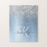 Puzzle Nombre del monograma del Purpurina plateado Metali<br><div class="desc">Personalice fácilmente este diseño de rompecabezas de moda de moda con un purpurina brillante de bonito plateado sobre un fondo metálico de cepillado azul.</div>