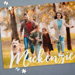 Puzzle Nombre moderno de foto personalizado<br><div class="desc">Crea algo de diversión familiar con un rompecabezas fotográfico personalizado que incluye el nombre de una familia o de un individuo en tu elección de estilo de fuente, color y tamaño (mostrado en un diseño de foto manuscrita blanco y moderno). OPCIONES: La muestra se muestra en el rompecabezas de 520...</div>