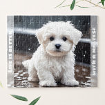 Puzzle Nombre personalizado de la lluvia de cachorros de<br><div class="desc">El puzzle de la sierra de jigsaw presenta un adorable cachorro de color de agua de un perro maltés bajo la lluvia. Hace un lindo obsequio de medias personalizado o regalo de cumpleaños para los niños y todos los amantes del perro. ¡Viene con un funda de cartón con una imagen...</div>