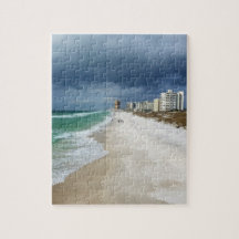 Nubes de lluvia sobre la playa de ciudad de