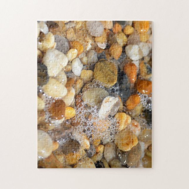 Puzzle Numerosas rocas rocosas en una playa de arena con  (Vertical)