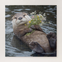 Nutria flotando con ramo de flores silvestres
