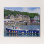 Puzzle Oban Port Scotland Pescador Barco Océano<br><div class="desc">Este impresionante rompecabezas presenta la tradicional e histórica aldea de Oban en Escocia con un bote de pesca en primer plano.</div>