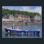 Puzzle Oban Port Scotland Pescador Barco Océano<br><div class="desc">Este impresionante rompecabezas presenta la tradicional e histórica aldea de Oban en Escocia con un bote de pesca en primer plano.</div>