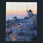 Puzzle Oia Santorini Greece Sunset<br><div class="desc">Este diseño presenta una puesta de sol sobre la ciudad costera de Oia, en la punta de Santorini, una isla griega del Egeo. La ciudad tiene casas encaladas talladas en los acantilados escarpados y vistas a una gran caldera llena de agua. #oia #santorini #greece #greek #sunset #village #town #town #whitewashed...</div>