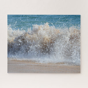 Puzzle Ola que rompe chocando en la playa de arena