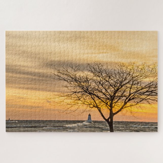 Puzzle Olas estrellándose contra la luz de Ludington (Horizontal)