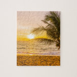 Puzzle Olas oceánicas en la playa<br><div class="desc">Hermosa palmera de coco en una playa tropical al atardecer sobre el océano, este rompecabezas es divertido para toda la familia.</div>