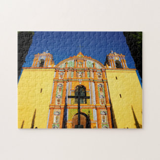 Puzzle Opinión de ángulo bajo de la iglesia adornada