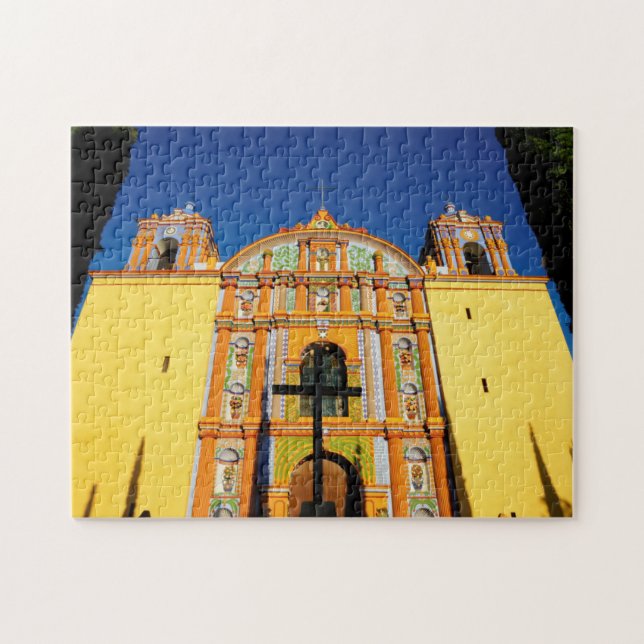 Puzzle Opinión de ángulo bajo de la iglesia adornada (Horizontal)