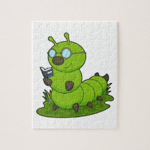 Puzzle Oruga como friki con gafas y libro