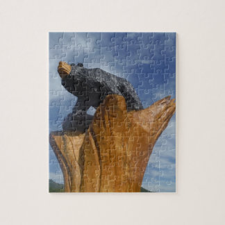 Puzzle Oso negro/marrón de madera con cielo azul