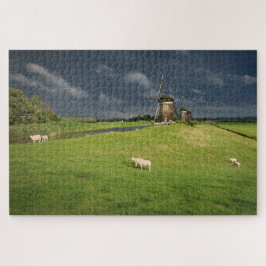 Puzzle Ovejas con molinos de viento bajo nubes oscuras