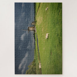 Puzzle Ovejas con molinos de viento bajo nubes oscuras