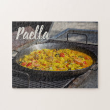 Paella se prepara en un regalo a la parrilla para 